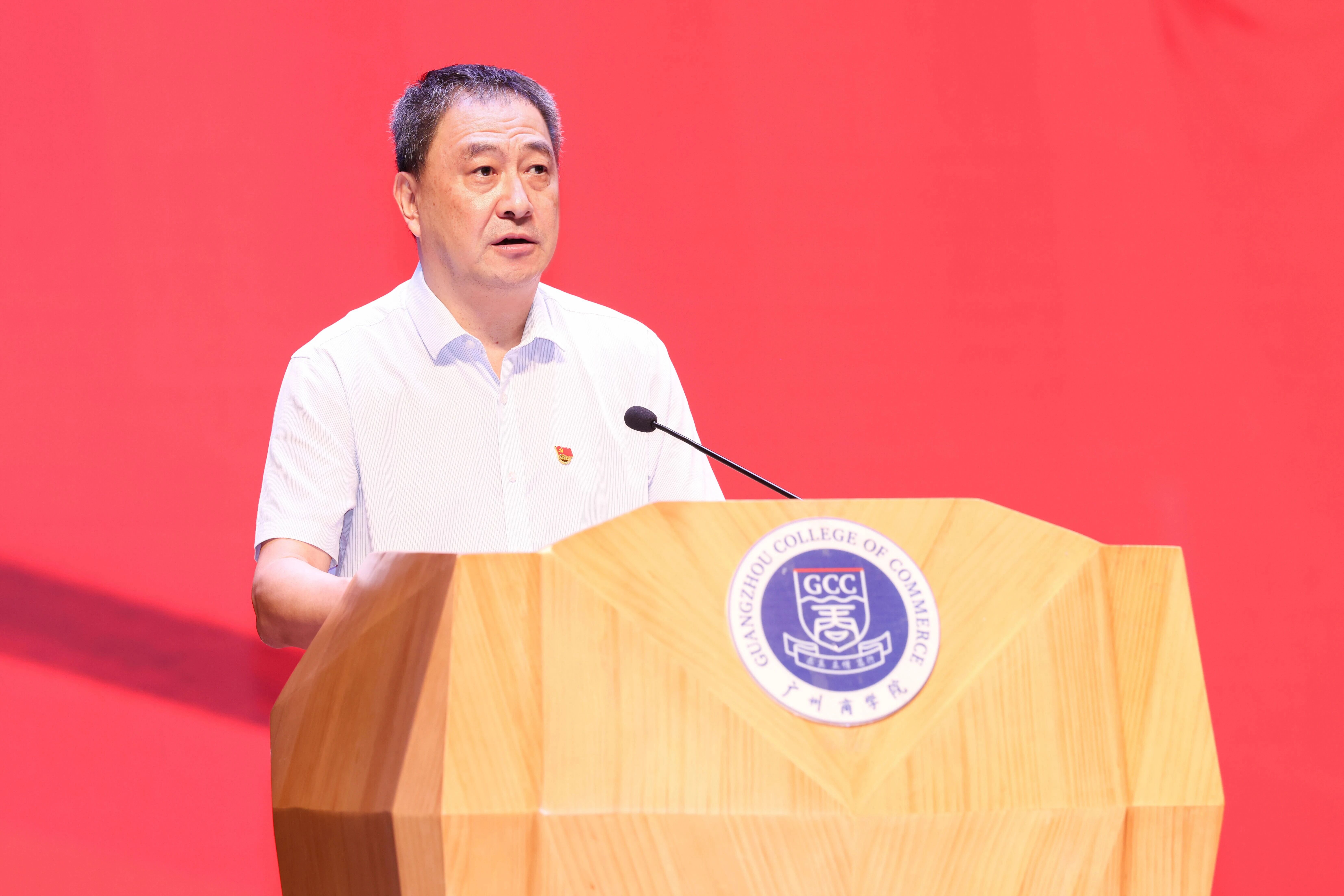 3学校校长隋广军宣读表彰决定.jpg