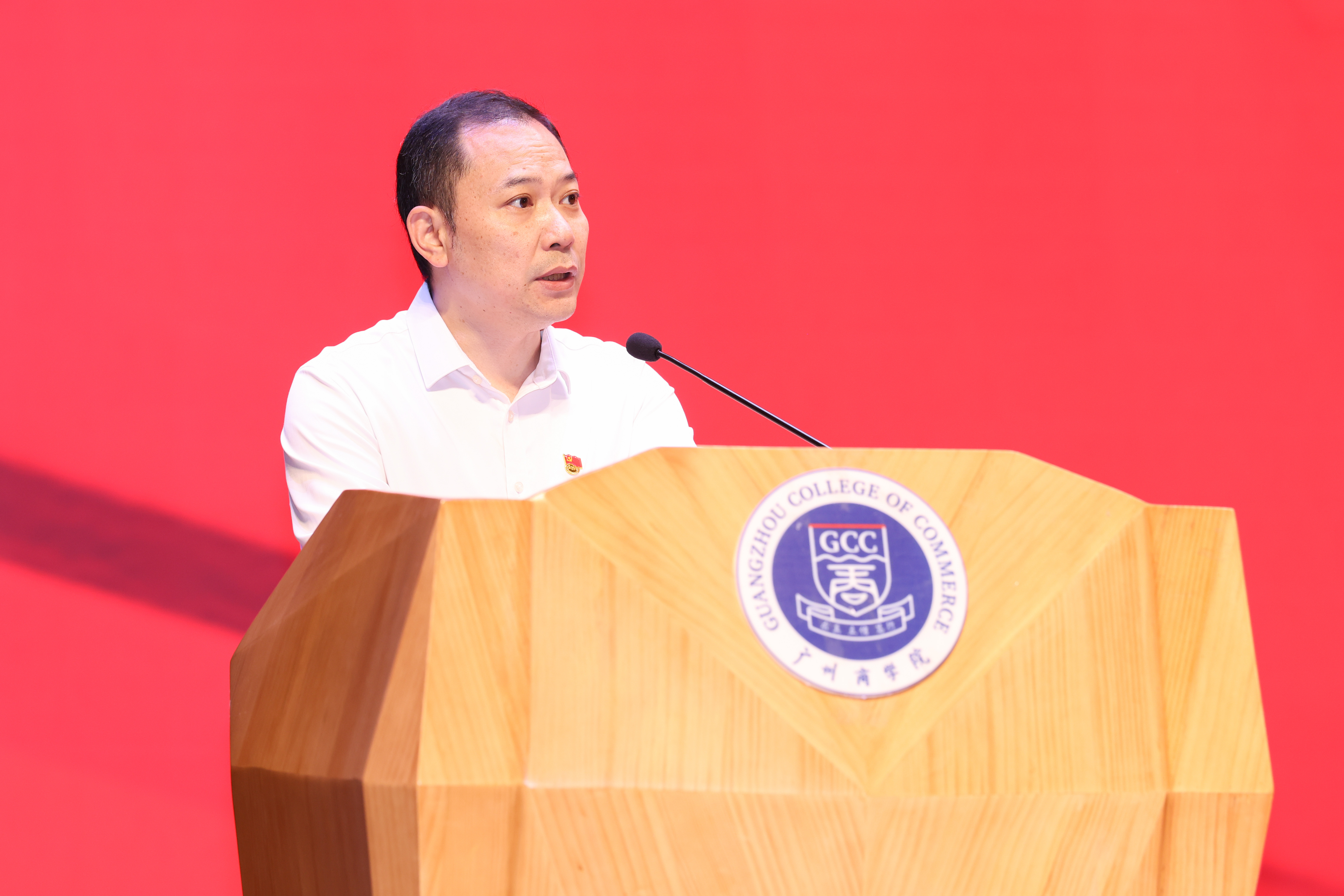 1校党委副书记、纪委书记何柏略主持.jpg