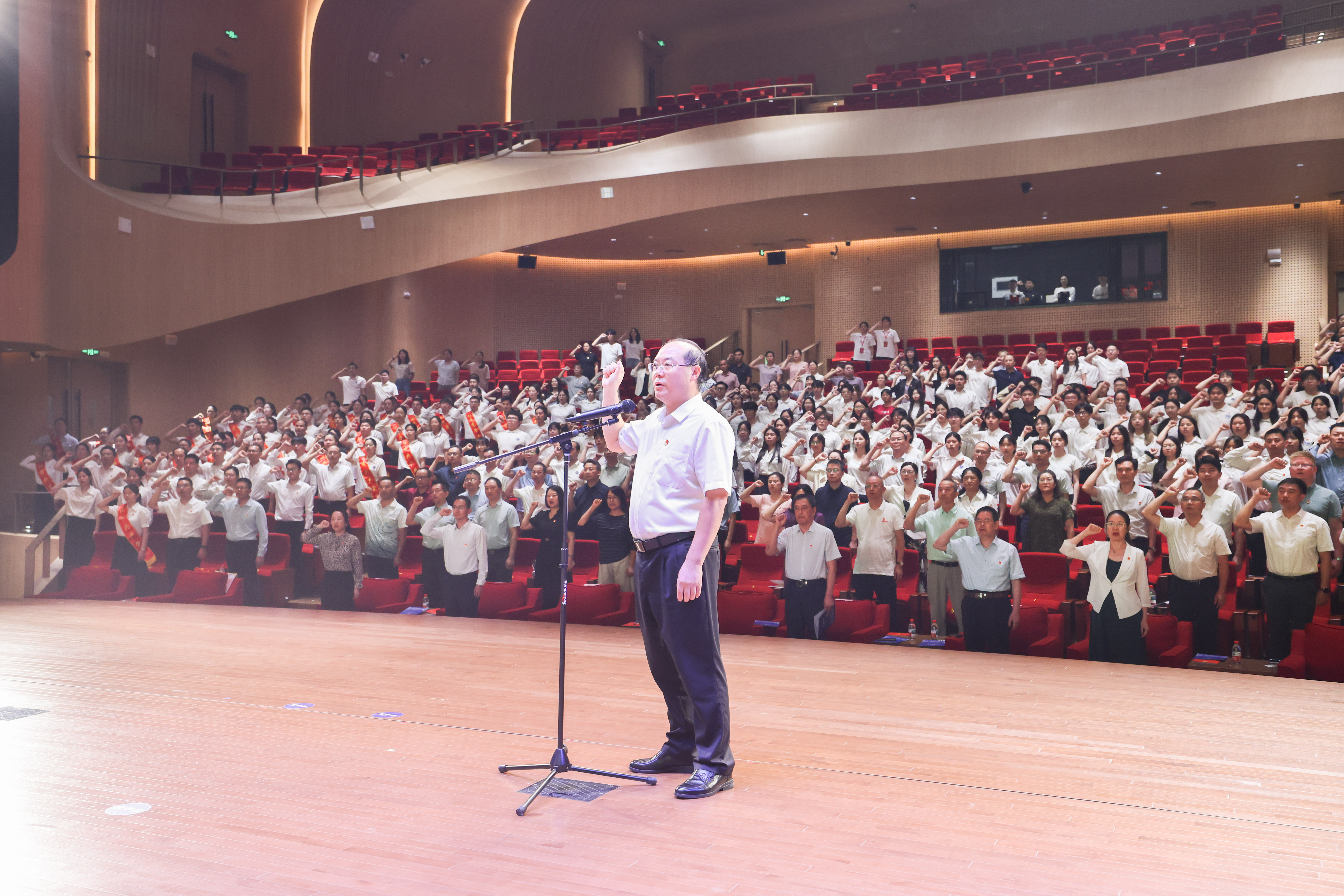 2学校党委书记唐明勇领誓.jpg