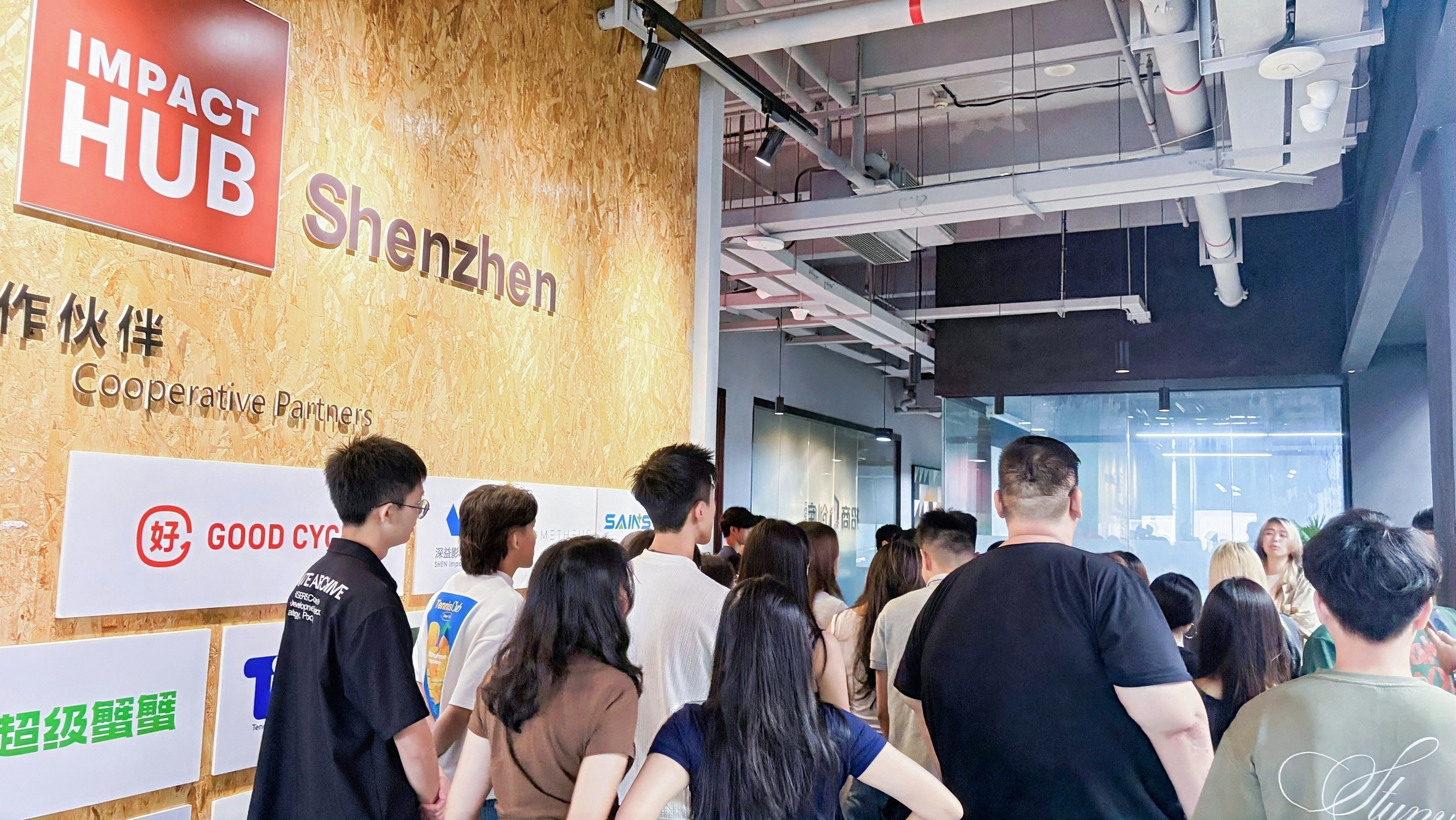 学员们在impact hub shenzhen走访研学.jpg