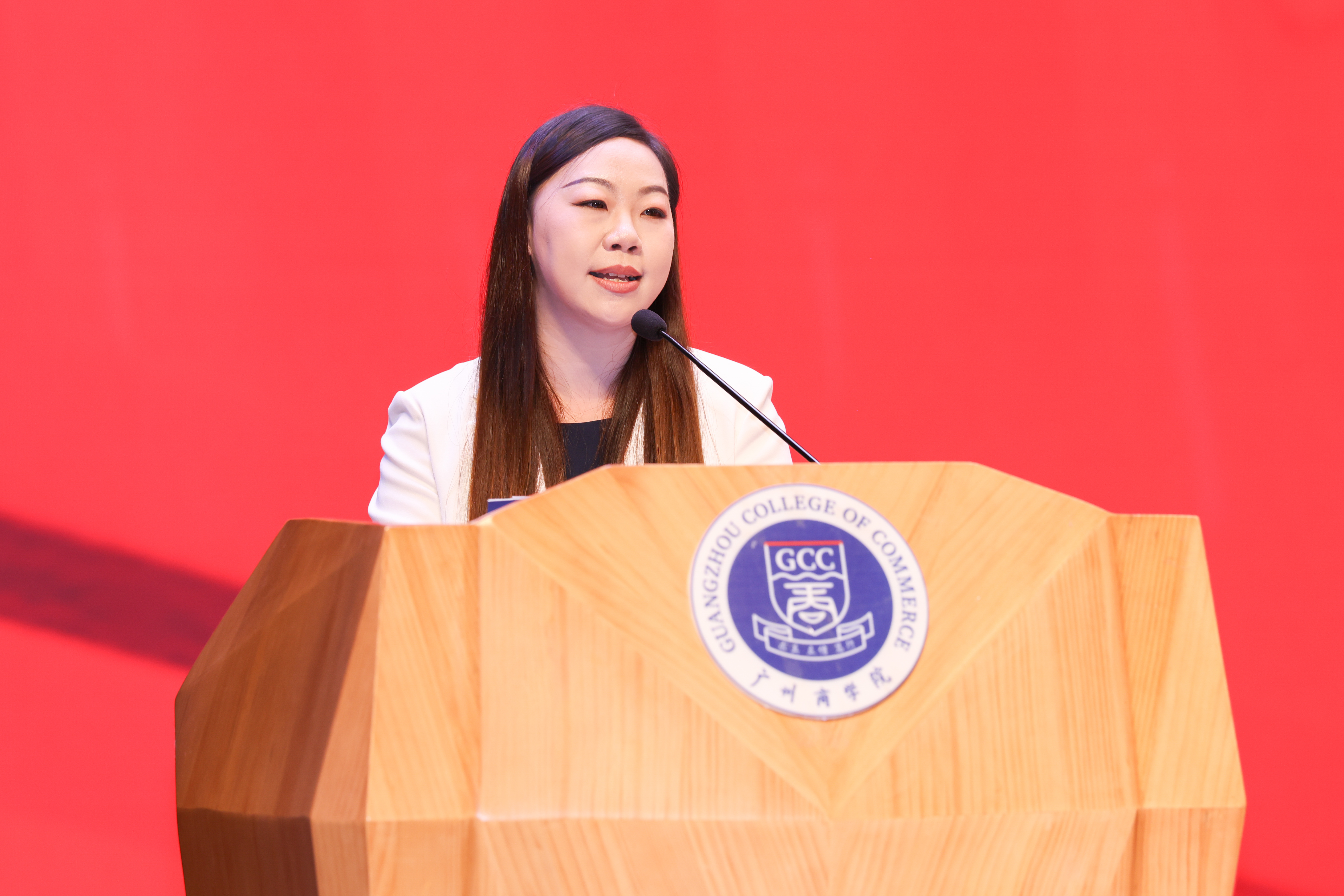 10优秀党员代表李斯老师发言.jpg